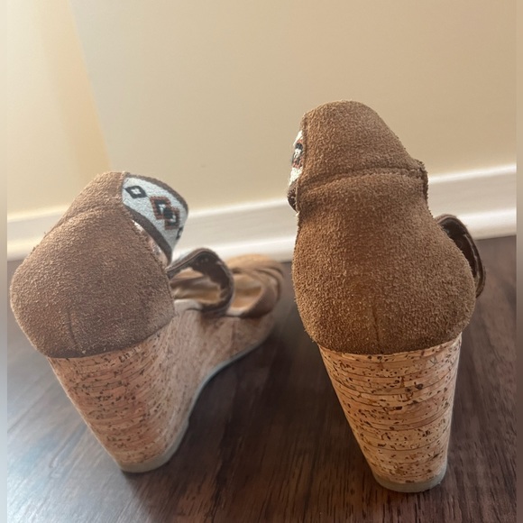 Minnetonka Sandals - Picture 4 of 4